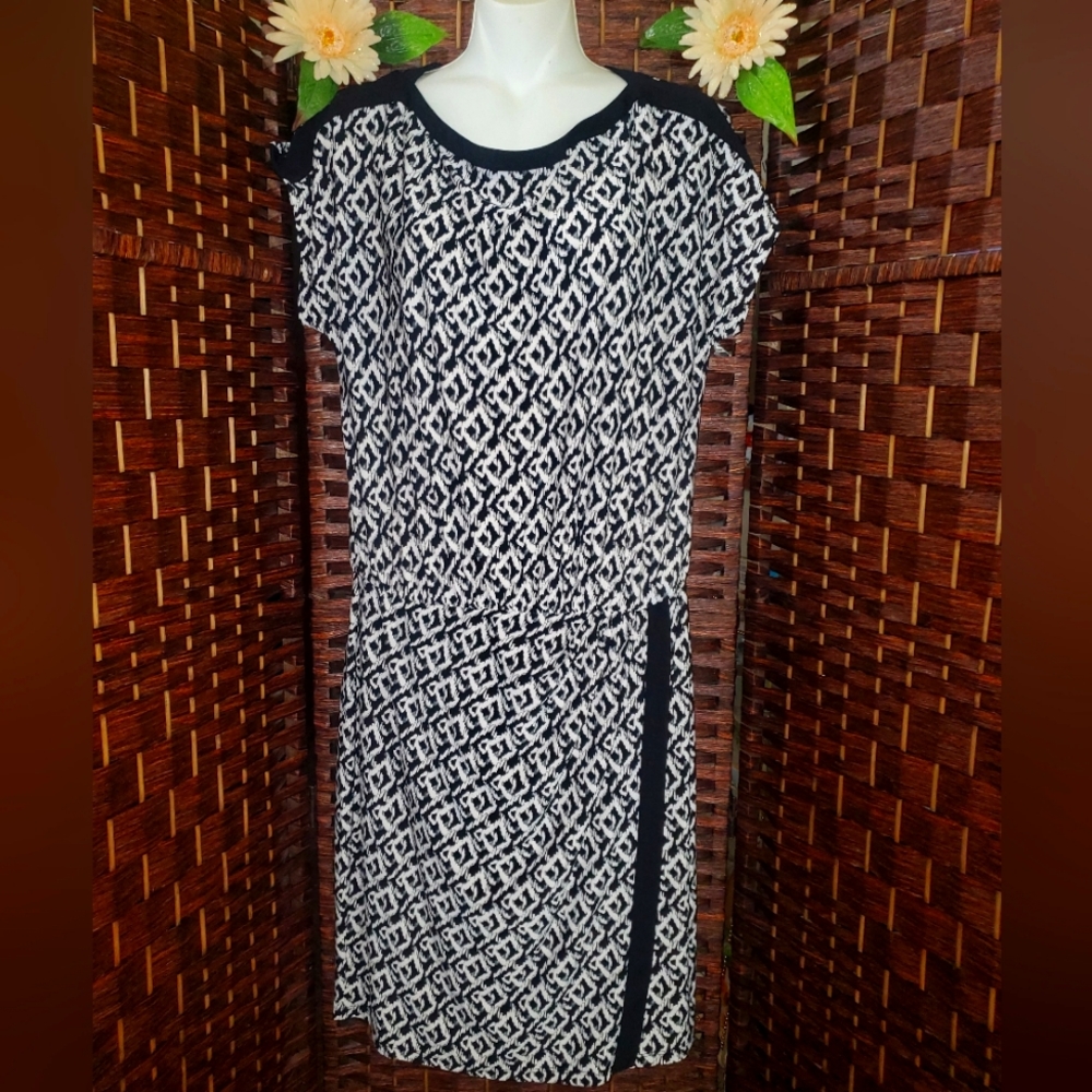 Chaps dress with short sleeves at the bottom it opens, it is very pretty in good